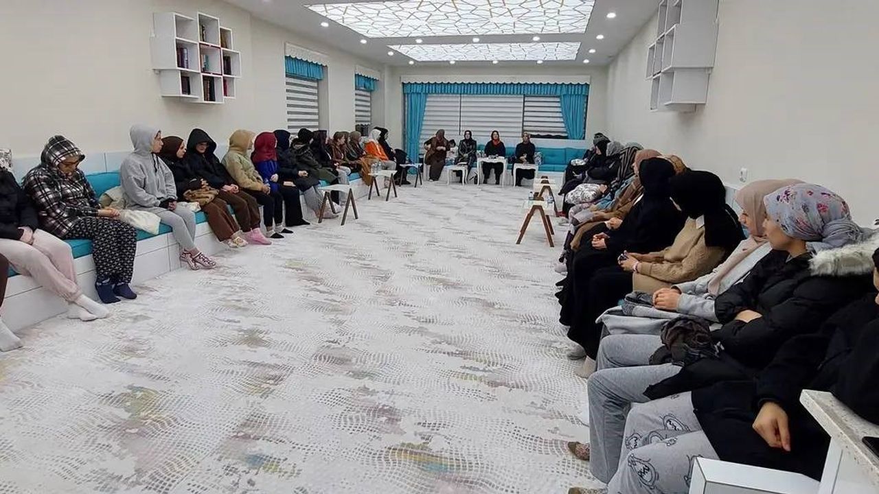 Yurtlarda kalan üniversite öğrencilerine ’İslam’da Şehitlik ve Gazilik’ konulu konferans verildi