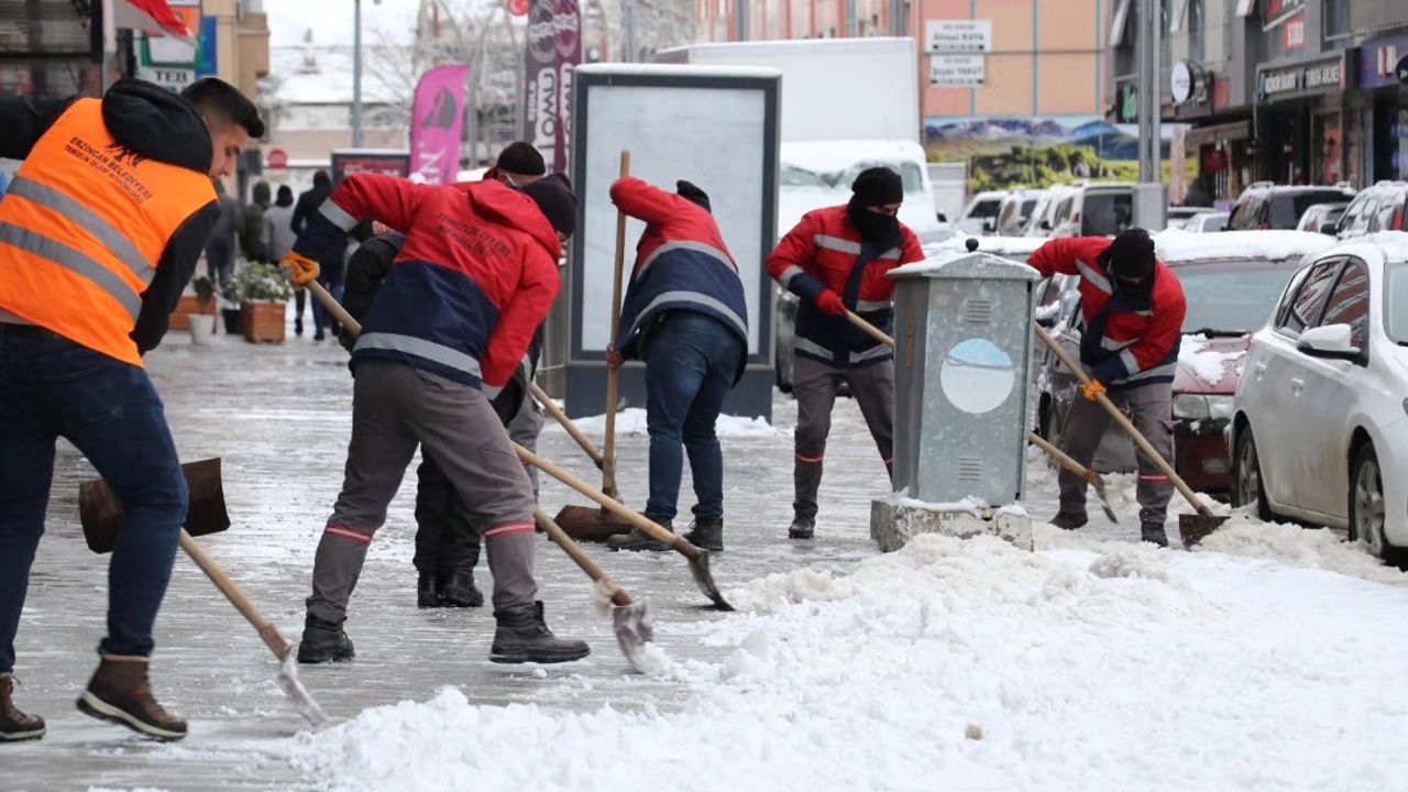 Belediye Ekipleri Kaldırımlarda Kar Temizliği Yaptı
