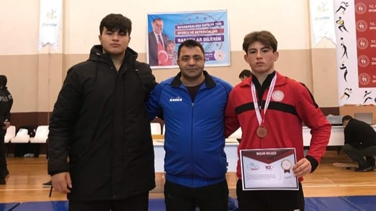 Mustafa Bilal Pakkan Güreşte Türkiye Şampiyonu Oldu