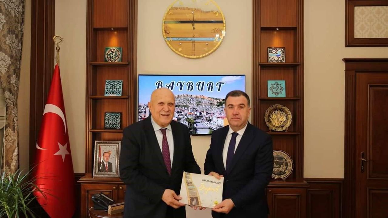 Başkan Pekmezci Bayburt Belediyesinin yeni yayınlandığı kitabı Vali Eldivan’a hediye etti