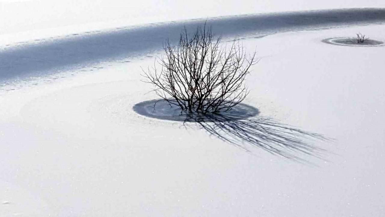 Bayburt’ta soğuk hava gölet ve akarsuları dondurdu