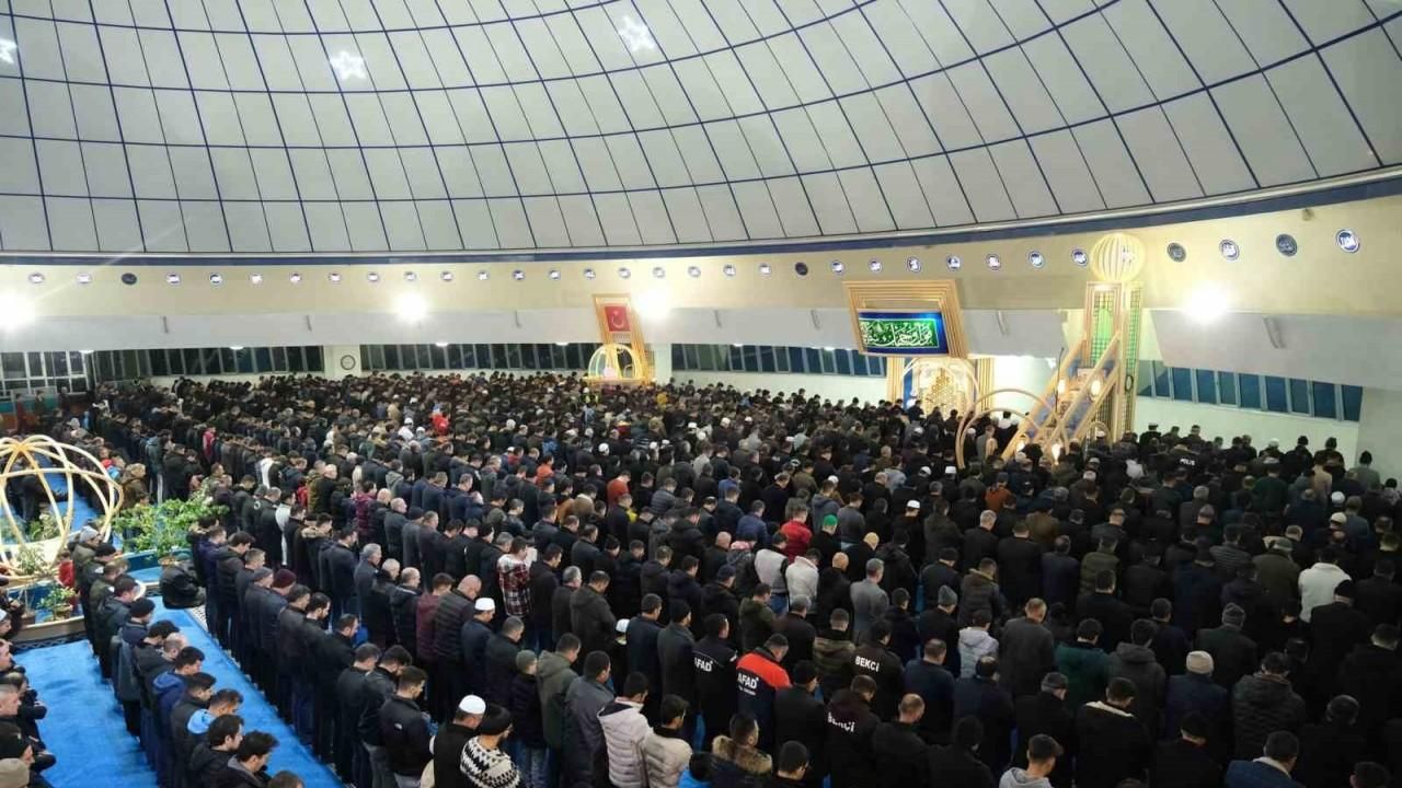 Erzincan’da Miraç Kandili’nde camiler doldu, depremde hayatını kaybedenler anıldı