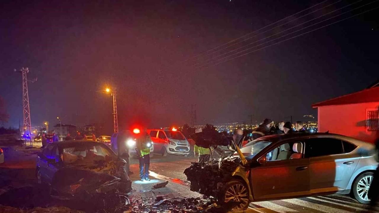 Kurutilek' te  iki otomobil çarpıştı: 1’i ağır 3 yaralı