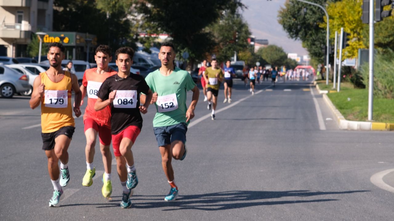 Erzincan’da Cumhuriyet Koşusu Düzenlendi