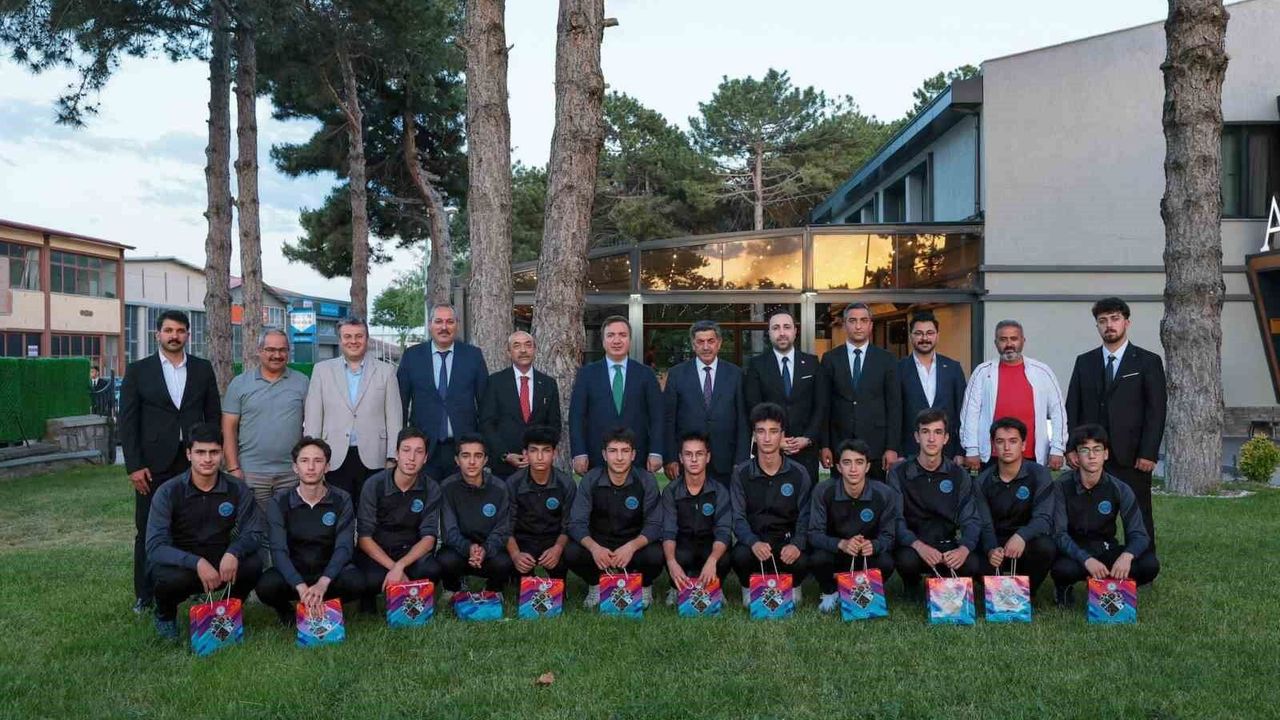Erzincan Fen Lisesi Futbol Takımı Türkiye Finalleri Yolunda