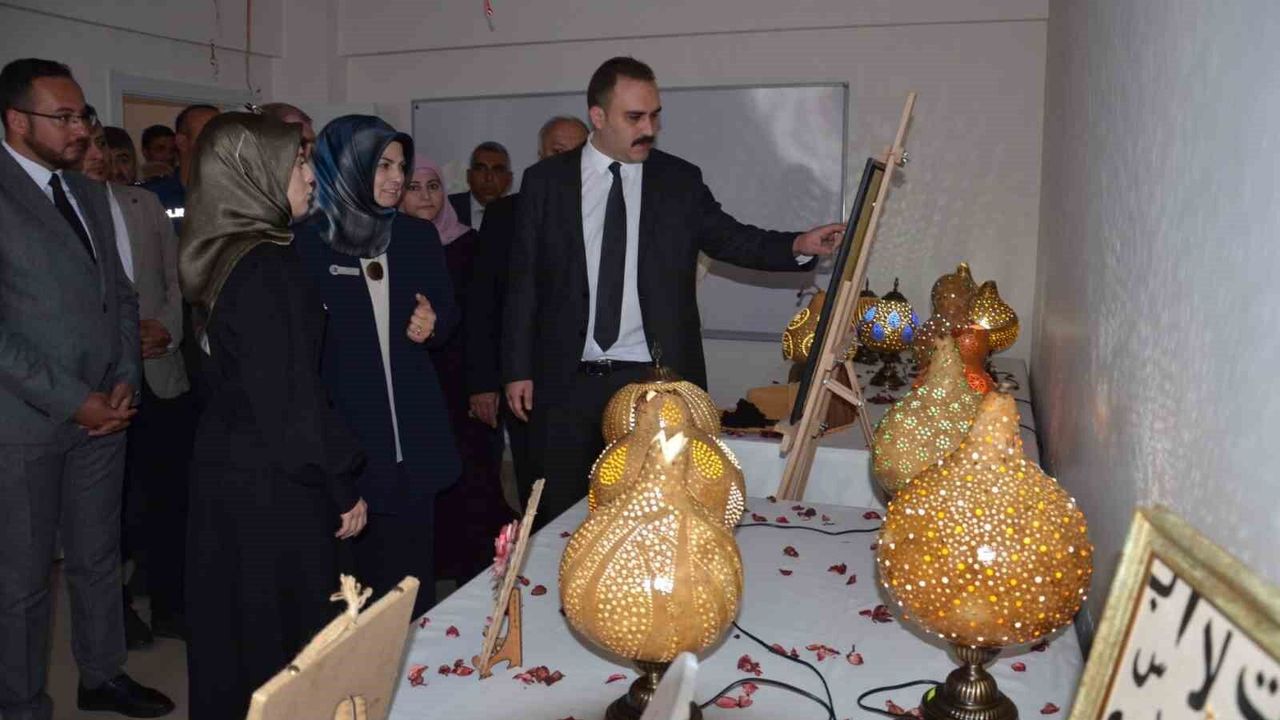 Tercan'da Hayat Boyu Öğrenme Haftası Sergisi açıldı