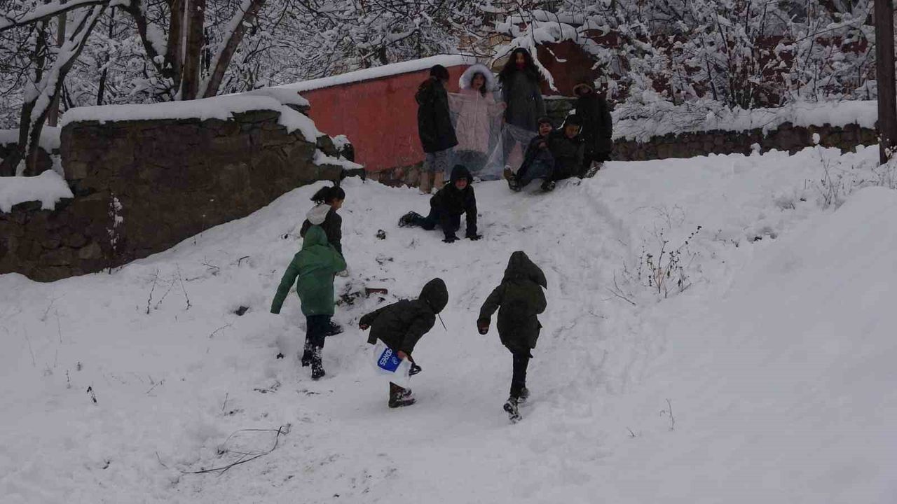Bitlis’te çocuklar kayak keyfi yaşadı