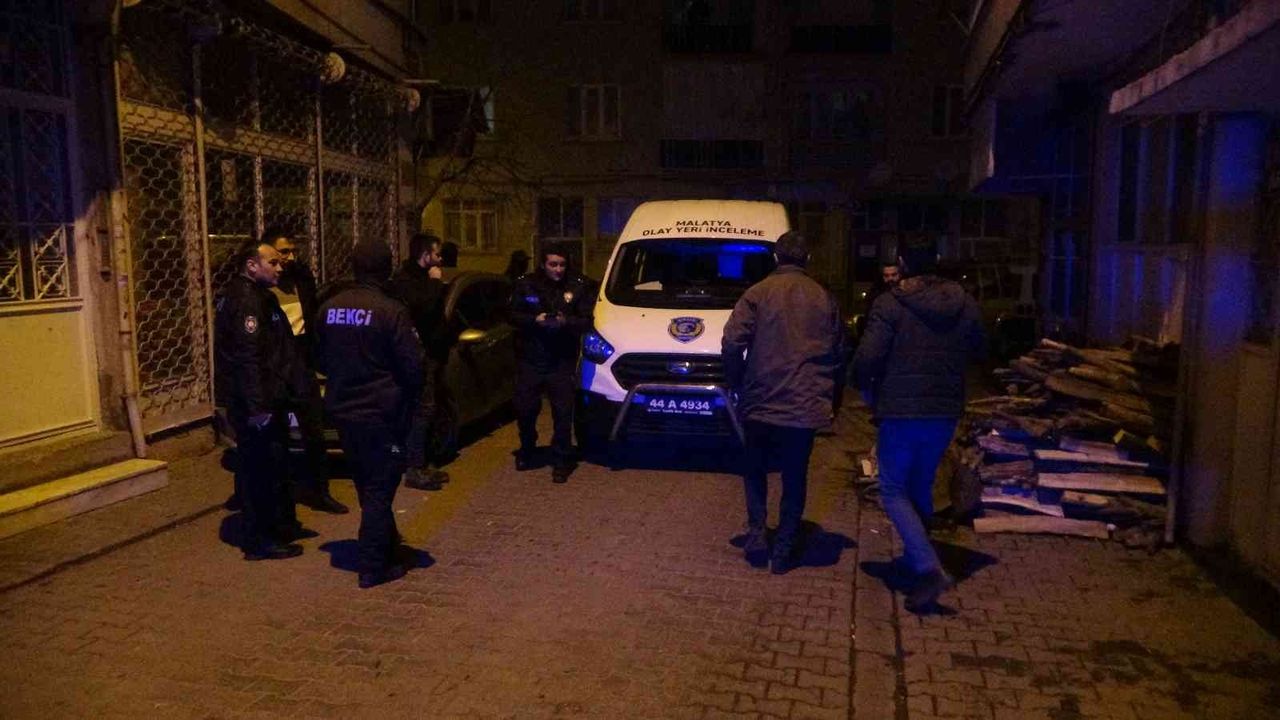Malatyada Genç Kadın Yatağında Kanlar İçeri̇si̇nde Bulundu