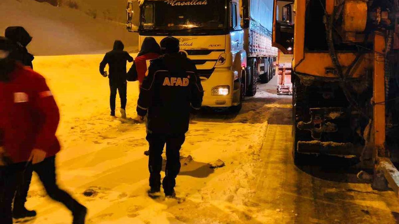 Bitlis’te yolda kalanların imdadına AFAD ve Kızılay yetişti