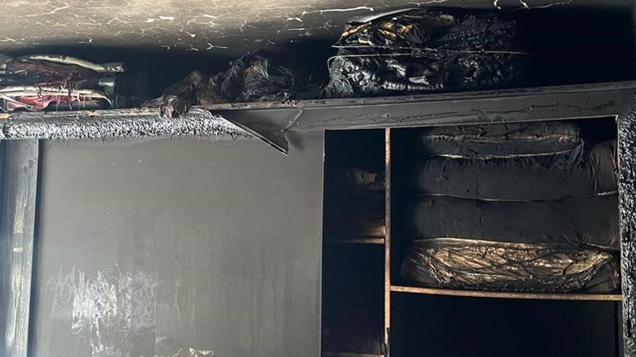 Elektrik kontağından çıkan yangında ev kullanılamaz hale geldi