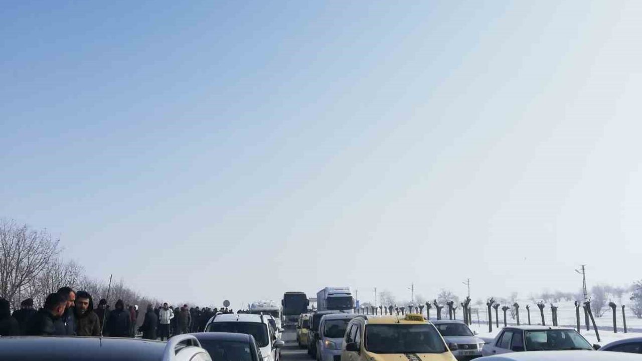 Enkazda kalan 7 çocuk babası Bitlis’te son yolculuğuna uğurlandı