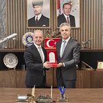 Prof. Dr. Kuyrukluyıldız’a Sağlık Camiasına Katkıları İçin Plaket