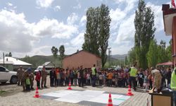 Jandarma Ağrı’da minik öğrencilere trafik eğitimi veriyor