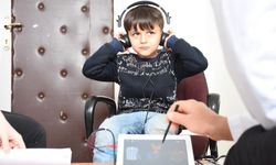 İlkokul öğrencileri işitme tarama testinden geçiriliyor