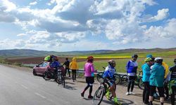 İranlı turistler Van Gölü’ne dikkat çekmek için pedal çevirdi