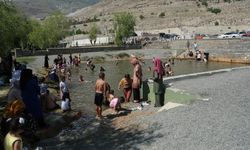 Erzincan’da sıcaktan bunalan vatandaşlar havuzda serinledi