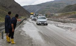 Erzincan - Sivas Karayolunda Heyelan Meydana Geldi