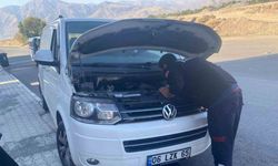Aracın motoruna sıkışan yavru kediyi itfaiye kurtardı