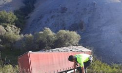 Erzincan’da Tır Şarampole Uçtu