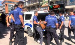Polislere mukavemette bulunan 2 kişi gözaltına alındı