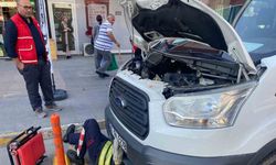 Aracın motoruna sıkışan yavru kediyi itfaiye kurtardı