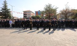 Atatürk Anıtı’na Çelenk Sunma Töreni Düzenlendi