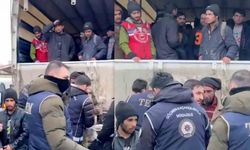 Erzincan’da kamyon kasasında 99 kaçak göçmen yakalandı