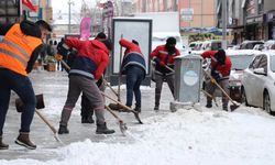 Belediye Ekipleri Kaldırımlarda Kar Temizliği Yaptı
