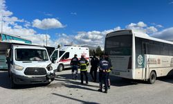 Halk Otobüsü İle Pikap Çarpıştı; 2 Yaralı