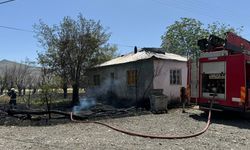 Yeniköy’de Bahçede Çıkan Yangın Eve Sıçradı