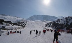 Kayakçılar Pistte,  Paraşütçü Ergan Semalarında Süzüldü