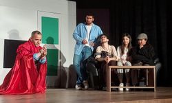 “Deliler Evi” Tiyatro Oyunu Ayakta Alkışlandı