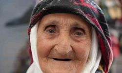 98 Yaşına Rağmen Çorap Satarak Aile Bütçesine Katkıda Bulunuyor