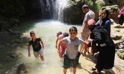 Sıcaktan Kaçan Şelalede Serinledi