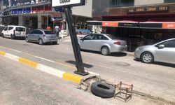 Cadde Ortasındaki Çukurlara ”Oto Lastik”li Çözüm