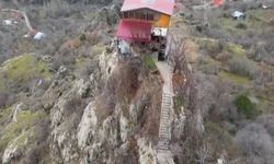 Kayalığa Yapılan Ev Görenleri Şaşırtıyor; 96 Basamakla Çıkılıyor