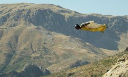 Kemaliye’de “Wingsuit” Atlayışı Nefes Kesti