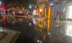 Erzincan’da Ana Caddeler ve Kaldırımlar Köpüklü Suyla Yıkanıyor