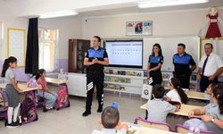 Polislerden Öğrencilere Kitap Hediyesi