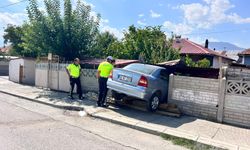 Hızını Alamayan Otomobil Bahçe Duvarından İçeri Girdi