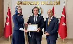 Vali Aydoğdu Kübra Öğretmeni Ödüllendirdi