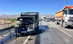 Erzincan Sivas Karayolunda Araç Yangını