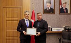 Vali Aydoğdu’dan Başhekim Ufuk Kuyrukluyıldız’a Başarı Belgesi