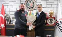 Araştırma Hastanesi Baş Hekimi Prof. Dr. Kuyrukluyıldız Sarıçiçek’i Tebrik Etti