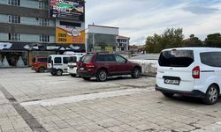 Yeraltı Çarşısı Üzerine Park Eden Araçlar Tepkilere Neden Oluyor