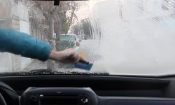 Erzincan’da soğuk hava etkili oldu: Araç camları buz tuttu