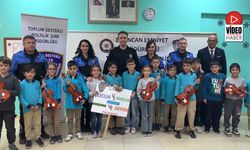 Öğrencilere Keman Hediye Edildi