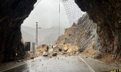 Kemaliye Karanlık Kanyondaki Tünelin Girişi Çöktü