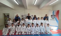 Erzincan’da "Hep Birlikte Aileyiz" Projesi kapsamında öğrencilere tekvando kıyafeti desteği