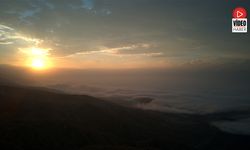 Erzincan’da Doğanın Muhteşem Gösterisi: Sis Dağların Eteklerine Vurdu